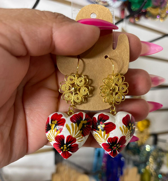 Amor/ Aretes de copal, Aretes Tradicionales Mexicanos, Aretes pintados a mano, Artesanía Mexicana