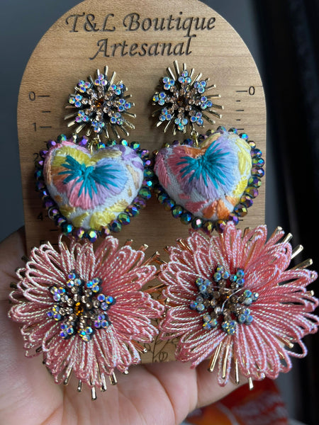 Aretes de corazon Bordados, aretes Tradicionales Mexicanos, Aretes bordados A mano, Artesanía Mexicana, Aretes San Antonino