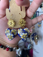 Cielo dorado/ Aretes de copal, Aretes Tradicionales Mexicanos, Aretes pintados a mano, Artesanía Mexicana