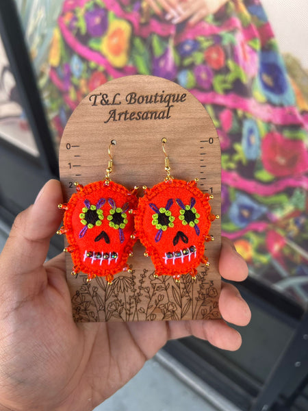 Scarlet/Aretes Bordados, aretes de calavera, Dia de muertos, aretes Tradicionales Mexicanos, Aretes bordados A mano, Artesanía Mexicana